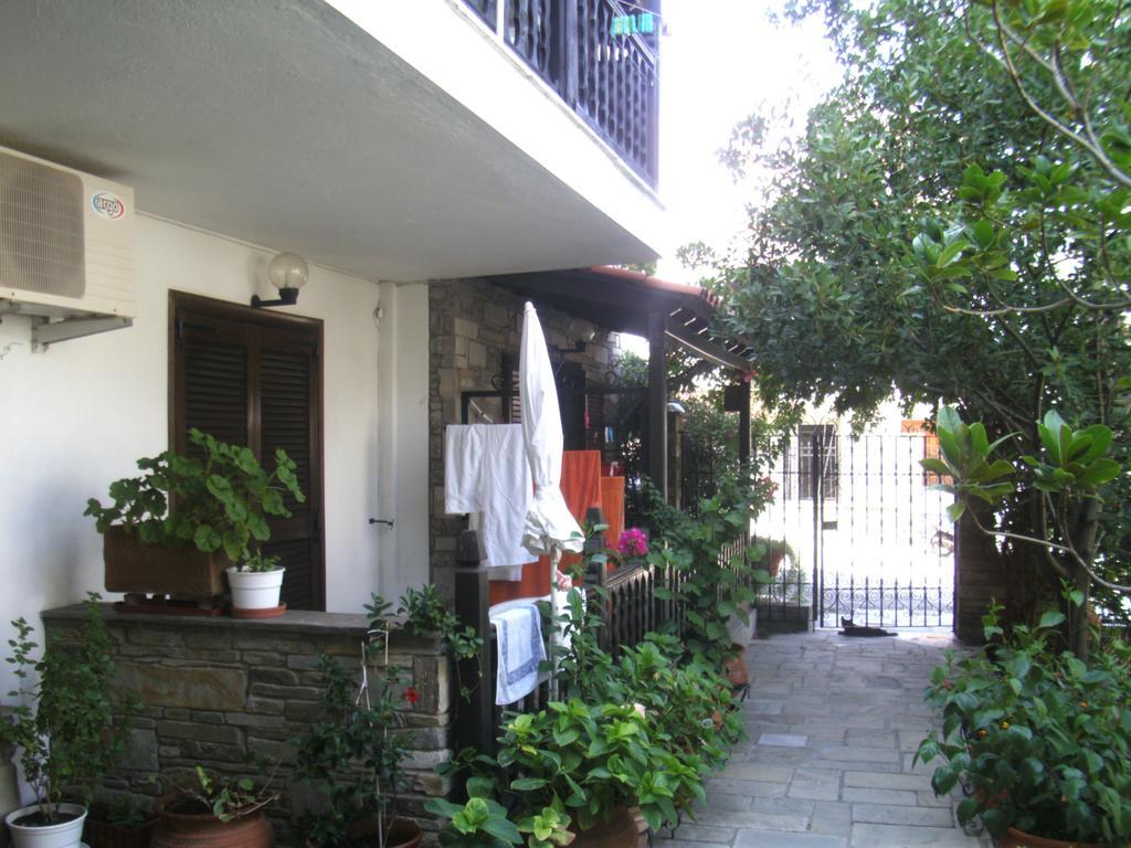 Papatzikos Traditional Guesthouse เนโอสมาร์มาราส ภายนอก รูปภาพ
