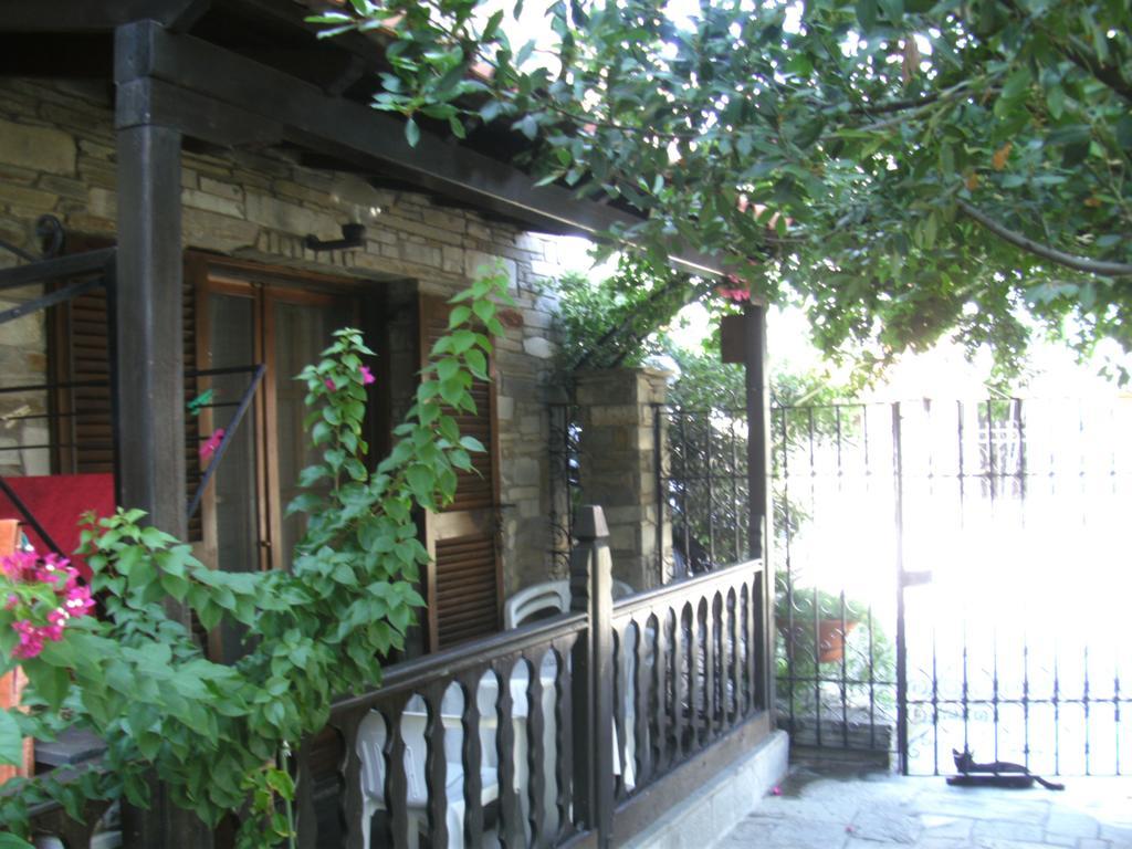 Papatzikos Traditional Guesthouse เนโอสมาร์มาราส ภายนอก รูปภาพ